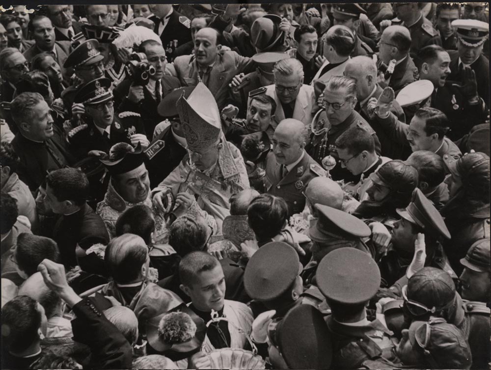 Un momento de la visita del general Franco a la ciudad de Murcia con motivo de la riada del 21 de abril de 1946.